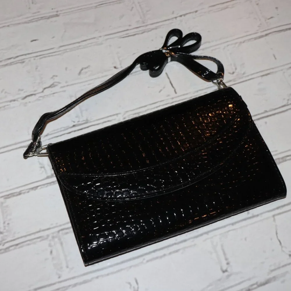 🖤 NWOT Black Croc‑Texture Flap Purse · 9.5x5 A glossy little statement